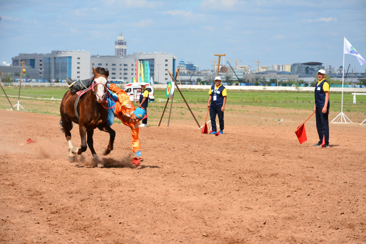 Games of East Kazakhstan athletes in tenge ilu and zhamby atu. Ilzat Safargaliev